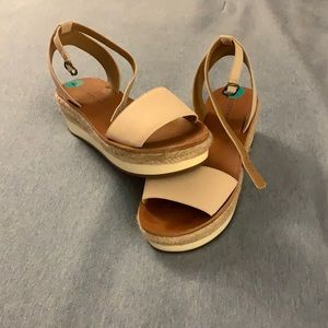 Lucky brand size 8 platform sandals